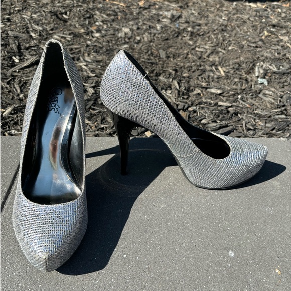 Carlo’s silver platform heels - Picture 1 of 2
